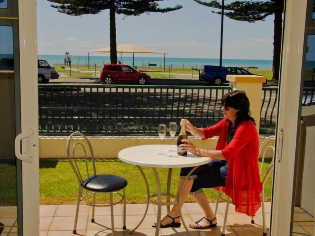 Beachfront Motel Napier Exteriör bild